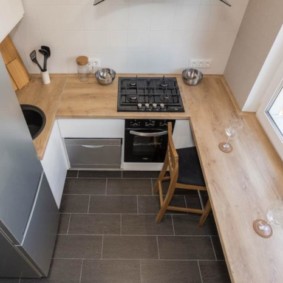 Plans de travail en bois dans un meuble de cuisine compact