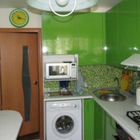 Colore verde all'interno di una cucina compatta