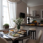 Fleurs blanches dans un vase sur la table de la cuisine