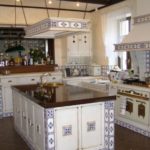 Cucina rustica con isola in una casa di campagna