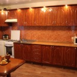 Cucina lineare con facciate in legno