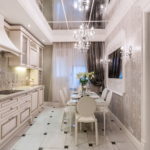 Cucina stretta con soffitto a specchio