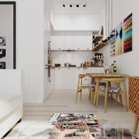 Centaine de chaises en bois dans un salon-cuisine blanc