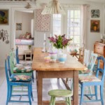 Chaises bleues à la table en bois