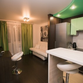 Rideaux verts dans le salon d'un appartement moderne