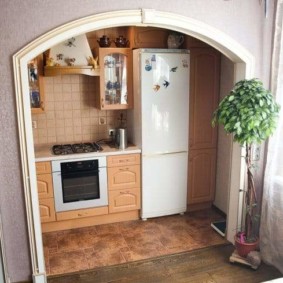 Arche à l'intérieur de la cuisine-salon dans une maison en panneaux