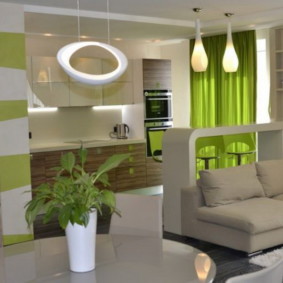 Rideaux verts dans le salon-cuisine d'un style moderne