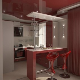 Plafond rouge dans le salon-cuisine