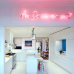 Iscrizione al neon sul soffitto della cucina