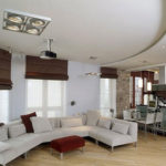 Cucina che suddivide in zone con un soffitto