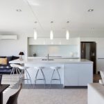 Faretti sul soffitto bianco