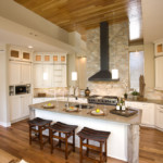 Plafond de cuisine en bois dans une maison de campagne