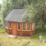 Petite cuisine d'été dans un coin isolé du jardin