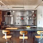 Tabourets de bar en contreplaqué dans la cuisine de style loft