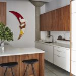 Cucina completa con facciate in legno