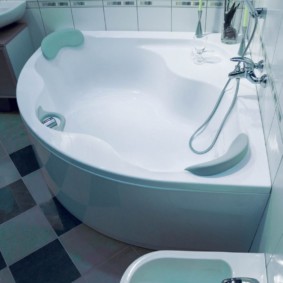 Bidet à côté d'une baignoire en coin