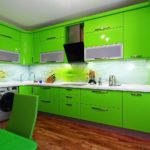 Cucina verde con grembiule in vetro