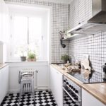 Posa diagonale di piastrelle in ceramica in una cucina in stile scandinavo