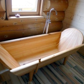 Baignoire en bois dans la cabane russe