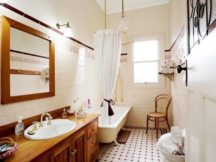 Intérieur d'une salle de bain étroite avec des murs blancs