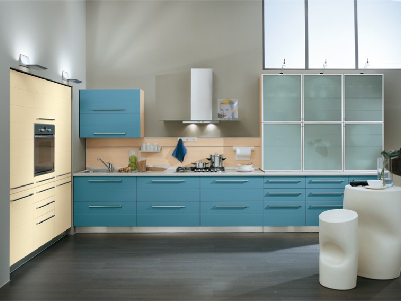 Suite d'angolo con facciate in MDF blu