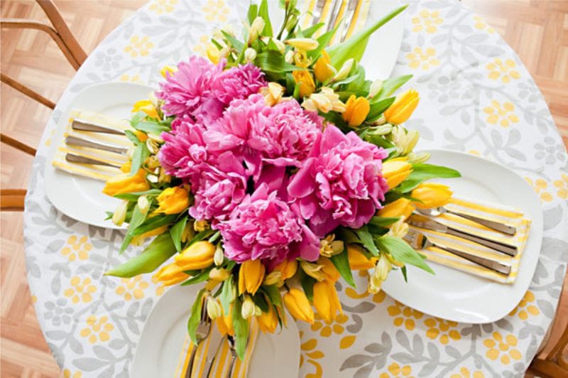 Beau bouquet de fleurs sur une nappe en coton