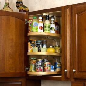 Carrousel à épices dans l'armoire supérieure de l'ensemble de cuisine