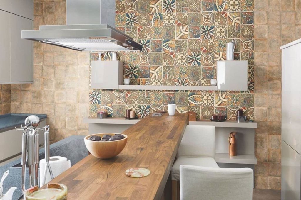 Piastrelle in ceramica sul muro della cucina con un bar per la colazione