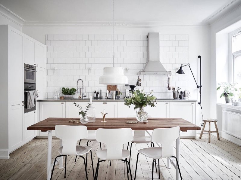 Décoration murale de cuisine avec des carreaux de céramique blancs