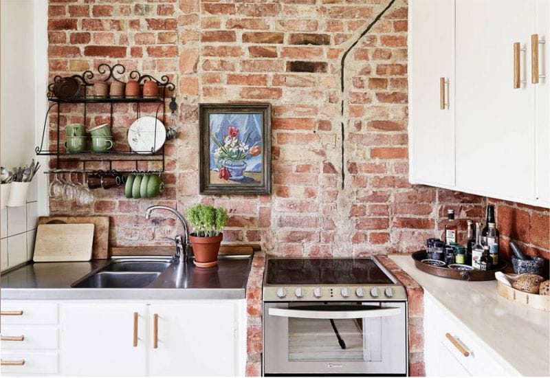 Vieux mur de briques à l'intérieur de la cuisine