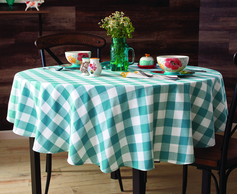 Toile cirée à carreaux sur une table de cuisine ronde