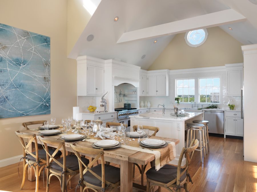 Intérieur de cuisine de style rustique avec table en bois