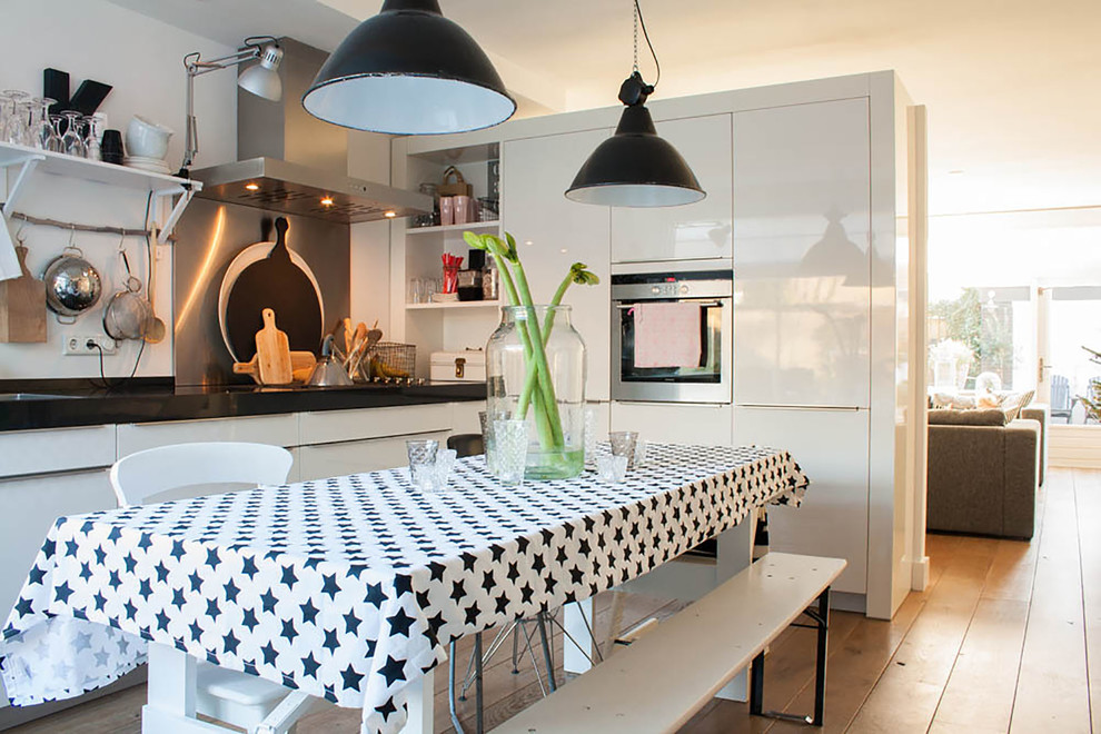 Intérieur de cuisine de style scandinave avec nappe à la mode