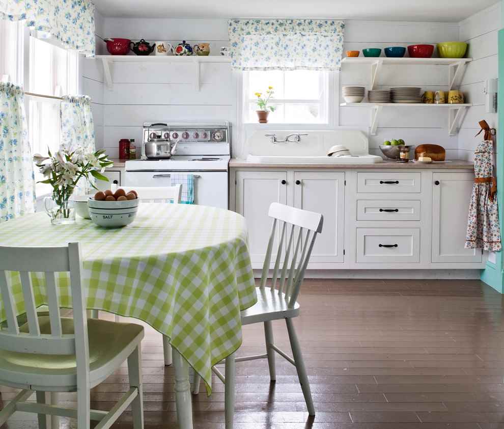 Nappe à carreaux sur une table à manger de cuisine rustique