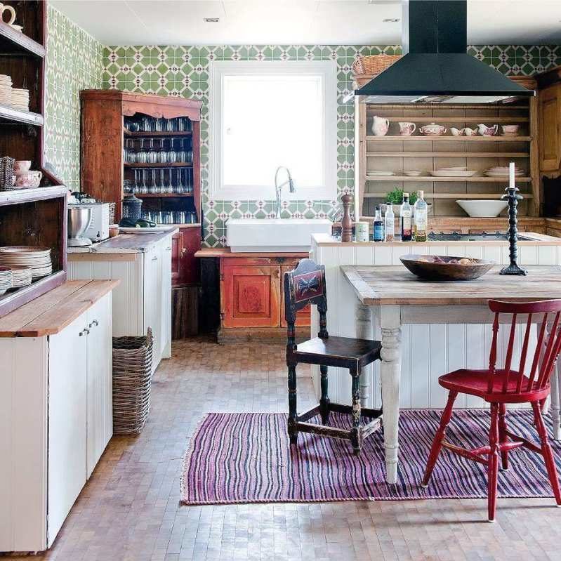 Diverse sedie all'interno di una cucina rustica