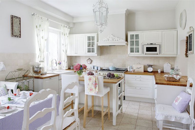 Rideaux lumineux sur une fenêtre de cuisine dans une maison rustique