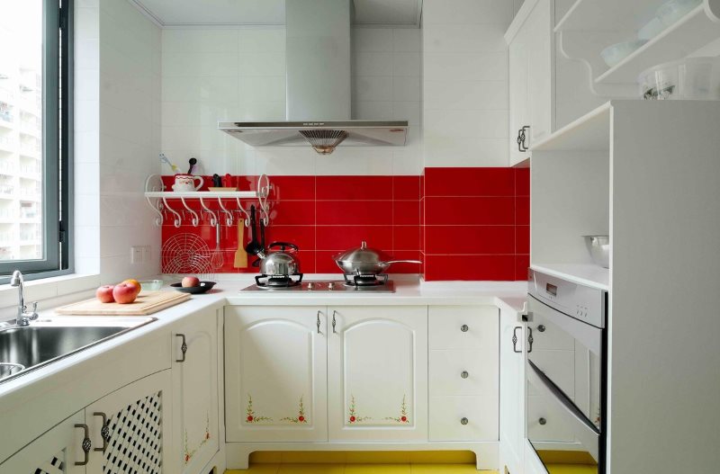 Grembiule rosso in cucina con un set bianco