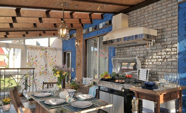 Progettazione di una cucina estiva sulla veranda di una casa privata