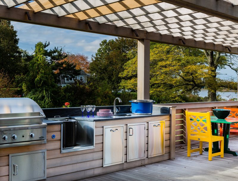 Cuisine d'été ouverte sur la terrasse avec pergola