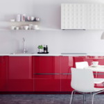 Meubles rouges dans une cuisine de style minimaliste