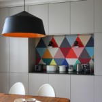 Grembiule luminoso in cucina nello stile del minimalismo