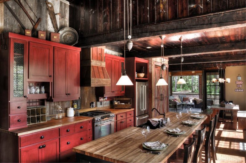 Intérieur de cuisine de style chalet avec des meubles en bois