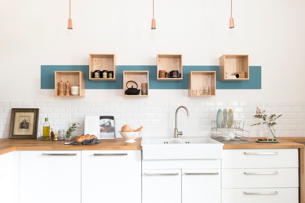 Étagères carrées en bois sur le mur dans la zone de travail de la cuisine