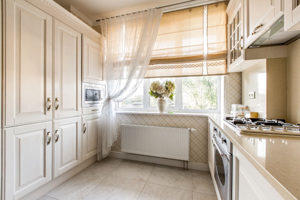 Rideaux classiques légers sur la fenêtre de la cuisine dans une maison à panneaux