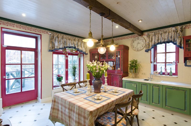 Table à manger dans une cuisine d'été fermée