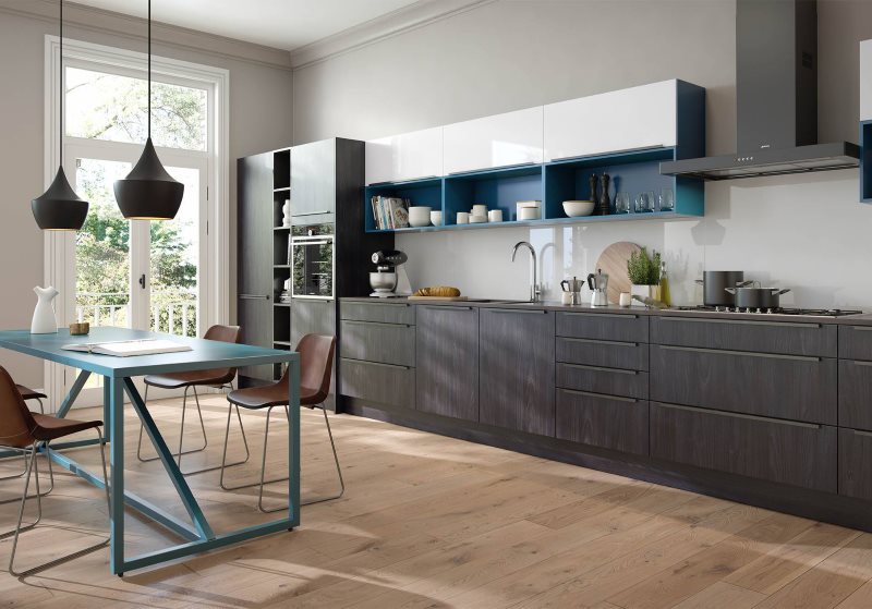 Modulo cucina lineare grigio con grande finestra