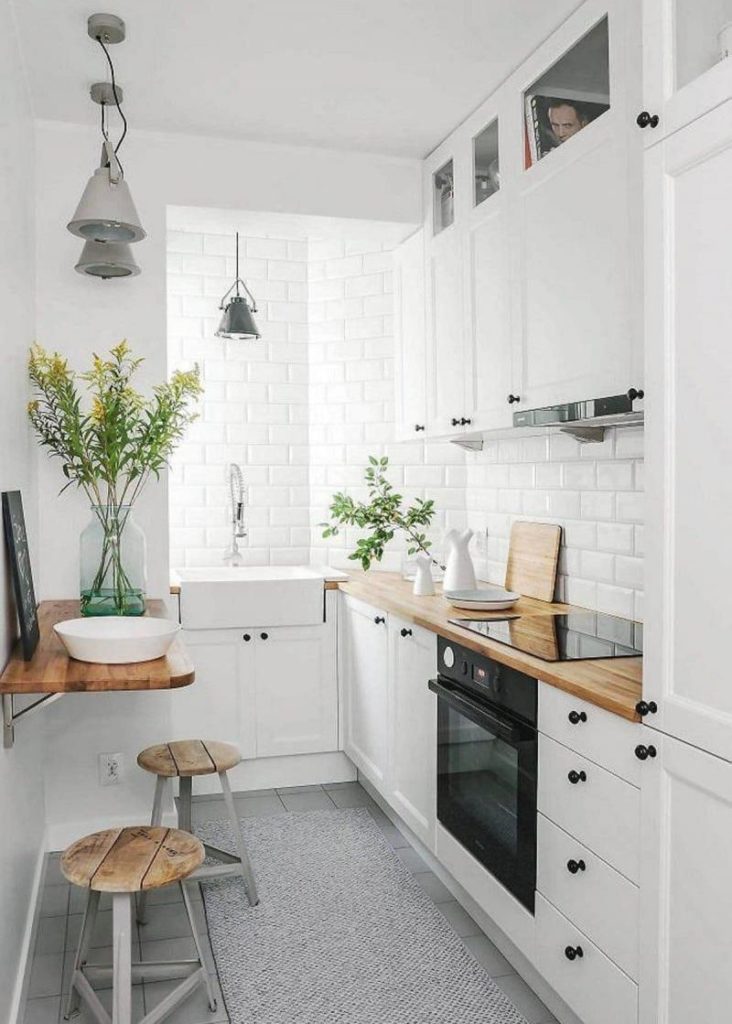 Ensemble d'angle dans une petite cuisine de style scandinave