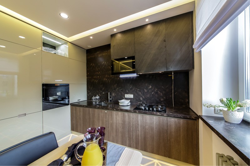 Progetta una piccola cucina high-tech con soffitto teso