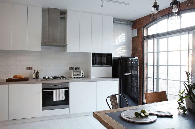 Intérieur de cuisine loft sans rideaux de fenêtre