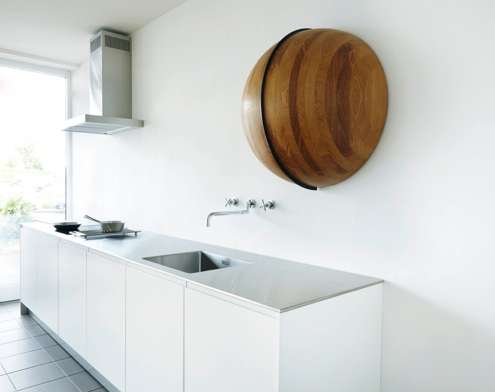 Decorazioni in legno in una cucina high-tech